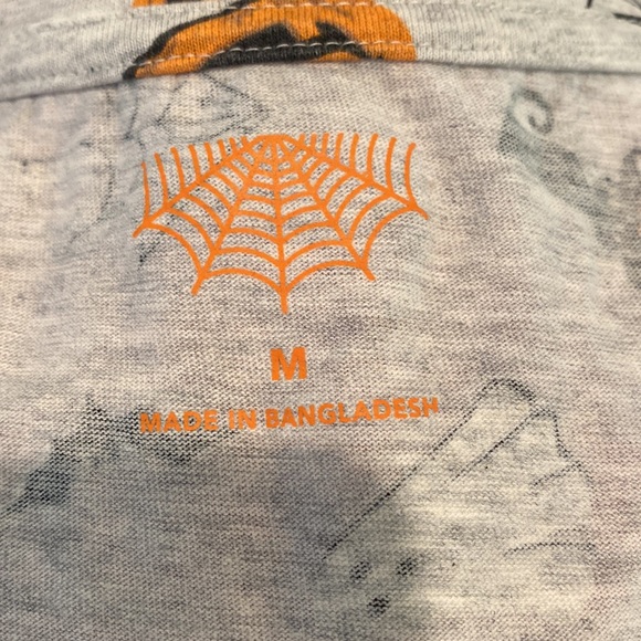 Hi-Lo Halloween Print V-Neck Tee - Picture 3 of 5